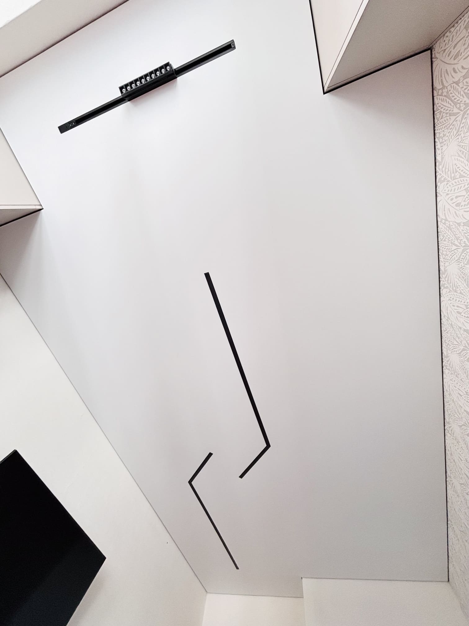 Натяжной потолок в зале со световыми линиями