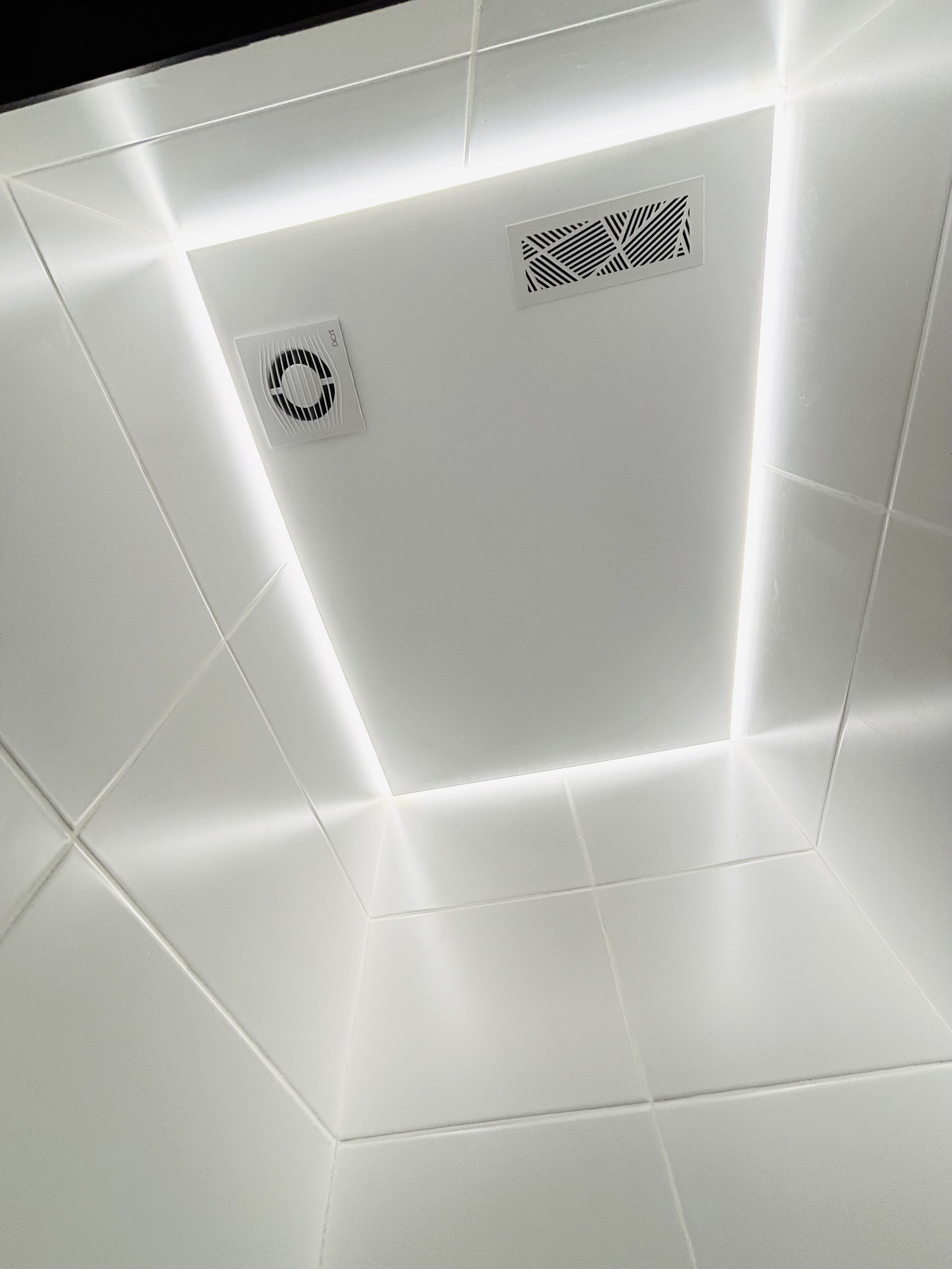 Парящая подсветка по периметру потолка в туалете